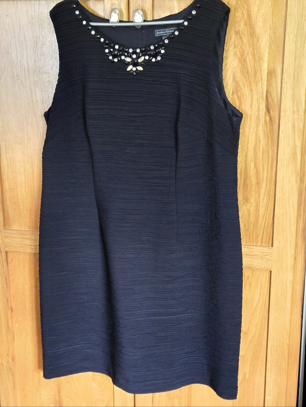 JESSICA HOWARD BLACK CREPE DRESS - BEADED COLLAR ACCENT- SLEEVELESS - SIZE 18W-